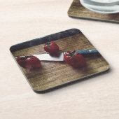 Drie rode tomaten op een hakbord bier onderzetter (Linkerzijde)