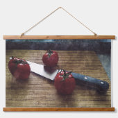 Drie rode tomaten op een hakbord hangend wandkleed (Voorkant)