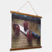 Drie rode tomaten op een hakbord hangend wandkleed (Gebogen)