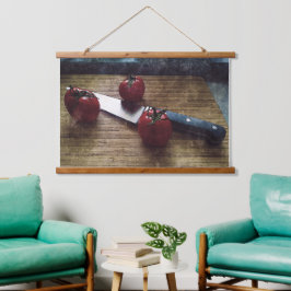 Drie rode tomaten op een hakbord hangend wandkleed