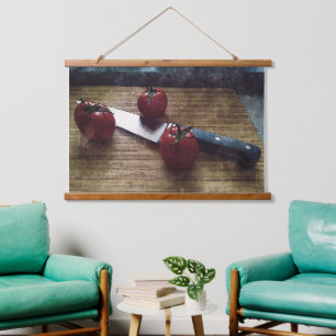 Drie rode tomaten op een hakbord hangend wandkleed