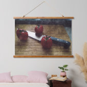 Drie rode tomaten op een hakbord hangend wandkleed (Slaapkamer)