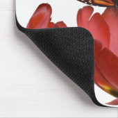 Drie rode tulpen en een monboogvlinder tegen elkaa muismat (Hoek)