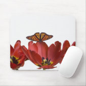 Drie rode tulpen en een monboogvlinder tegen elkaa muismat (Met muis)