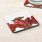 Drie rode tulpen en een monboogvlinder tegen elkaa onderzetter (Linkerzijde)