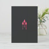 Drie roze bloemen met een zwarte achtergrond aankondiging (Staand voorkant)