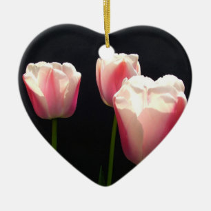 Drie roze tulp bloemen. Kerstmis, feestdagen. Keramisch Ornament