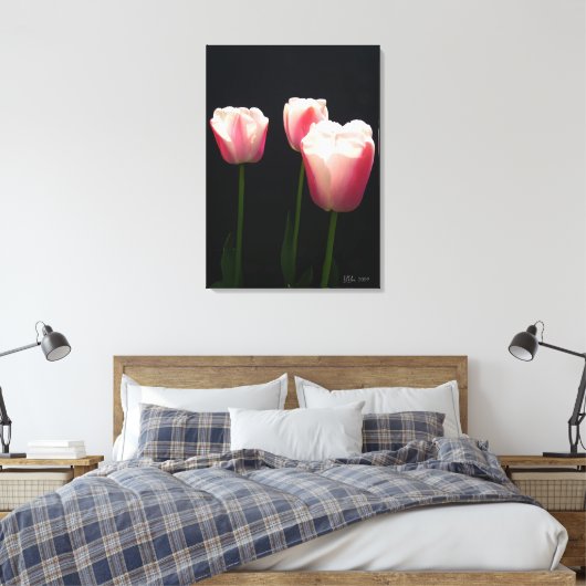 Drie roze tulpbloemen canvas afdruk (Insitu (Slaapkamer))