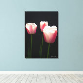 Drie roze tulpbloemen canvas afdruk (Insitu (Houten vloer))