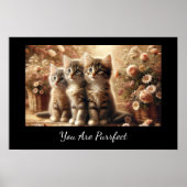 Drie Schattige Tabby Kittens met bloemen Poster (Voorkant)