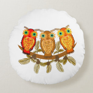 Drie schattige uilen rond kussen