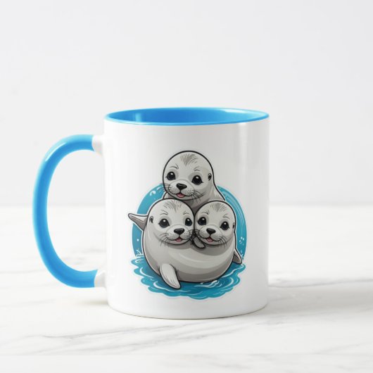 Drie schattige zeehondenbaby's met grote ogen. mok (Links)
