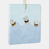 Drie schepen die op het Rolling Zee zeilen Keramisch Ornament (Rechts)
