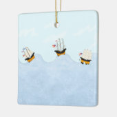 Drie schepen die op het Rolling Zee zeilen Keramisch Ornament (Links)