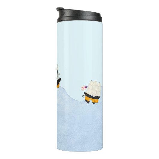 Drie schepen varen op het Rolling Zee Nautical Thermosbeker (Geroteerd rechts)