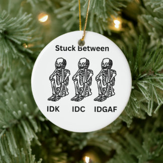 Drie skeletten met IDK, IDC, IDGAF op een Kerstmis Keramisch Ornament