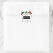 Drie sneeuwmannen met een winterbord ronde sticker (Tas)
