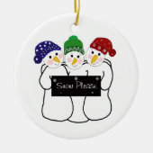 Drie Snowmen met Sneeuwbord Keramisch Ornament (Voorkant)