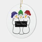 Drie Snowmen met Sneeuwbord Keramisch Ornament (Links)