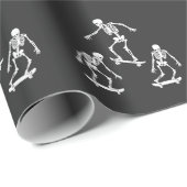 Drie Spooky Skating Skeleton Halloween Skateboard Cadeaupapier (Rol Hoek)