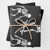 Drie Spooky Skating Skeleton Halloween Skateboard Inpakpapier Vel (In situ)