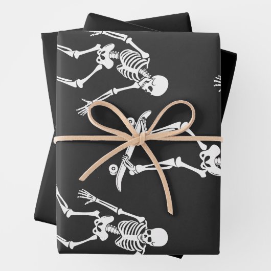 Drie Spooky Skating Skeleton Halloween Skateboard Inpakpapier Vel (In situ)