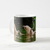 Drie Swans onderaan op een meer Koffiemok (Voorkant links)