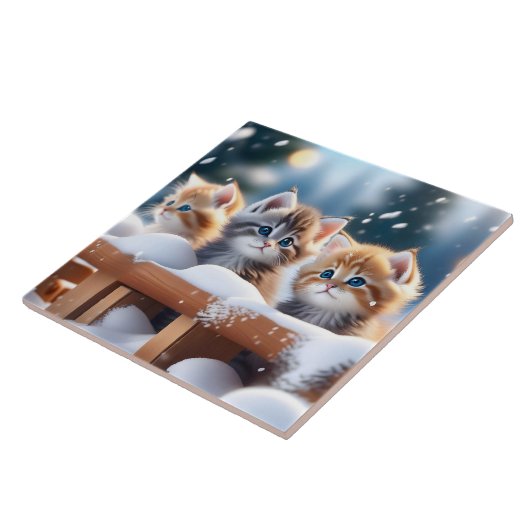 Drie Tabby Katten Spelen in de Sneeuw Portret Pose Tegeltje (Zijkant)