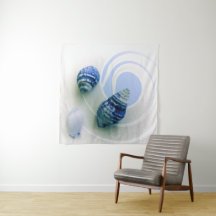 Drie tapijten met blauwe zeeschelpen