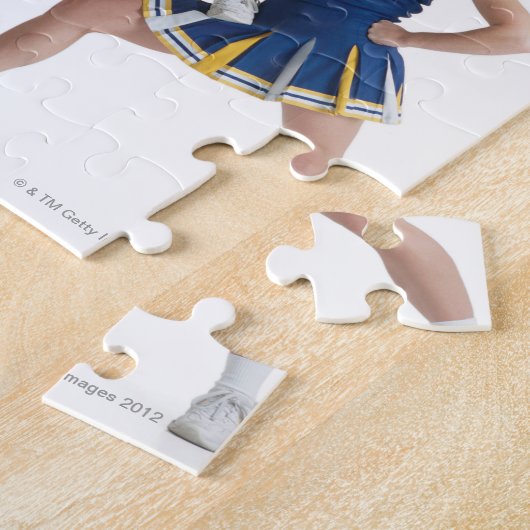 drie tienercheerleaders in het caucasiaanse vrouw legpuzzel (Zijkant)