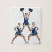drie tienercheerleaders in het caucasiaanse vrouw legpuzzel (Verticaal)