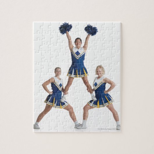 drie tienercheerleaders in het caucasiaanse vrouw legpuzzel (Verticaal)