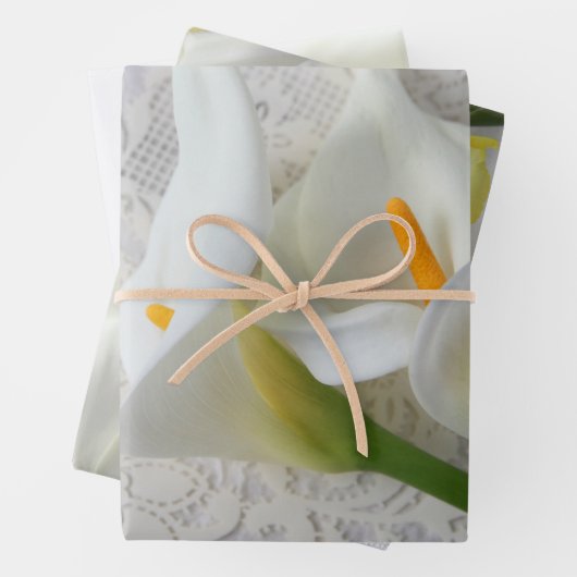 Drie uitzichten witte calla lilies inpakpapier vel (In situ)