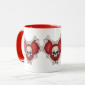 Drie Verbonden Gothic Red Hearts Skull en Botten Mok (Voorkant links)
