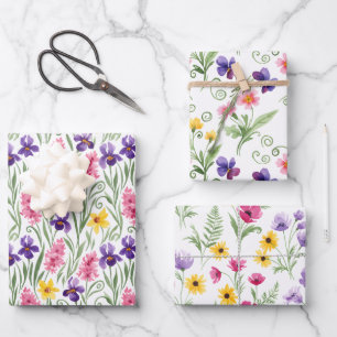 Drie verschillende geel, roze, paarse bloemmotieve inpakpapier vel