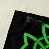 Drie verweven levendige groene Keltische knopen zw Strandlaken (In situ)