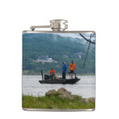 Drie vissers op tafel heupfles (Voorkant)