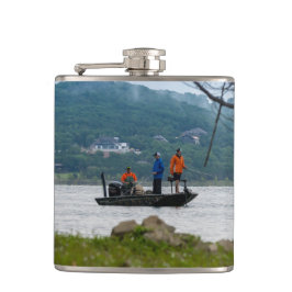 Drie vissers op tafel heupfles