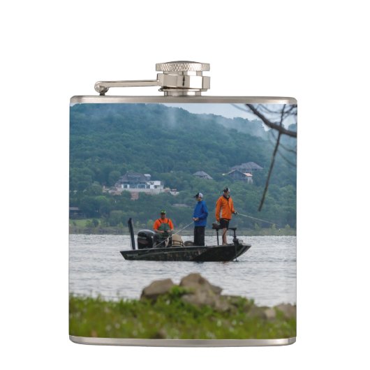 Drie vissers op tafel heupfles (Voorkant)