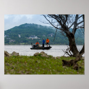Drie vissers op tafel poster