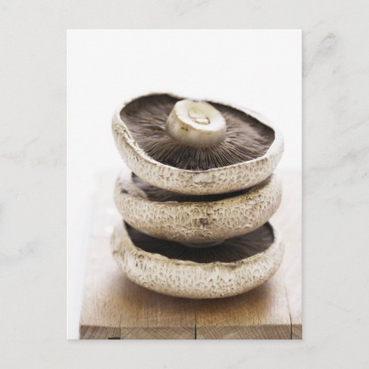 Drie vlakke paddenstoelen in heipalen op houten pl briefkaart (Voorkant)