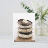 Drie vlakke paddenstoelen in heipalen op houten pl briefkaart (Staand voorkant)