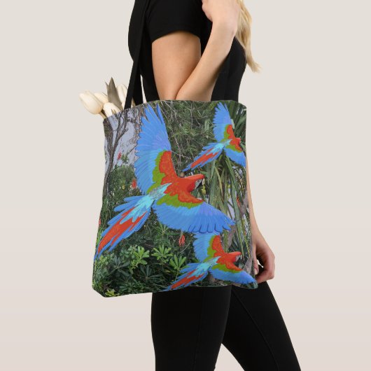 Drie vliegende Macaws Tote Bag (Dichtbij)