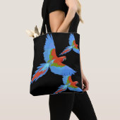 Drie vliegende Macaws Tote Bag (Dichtbij)