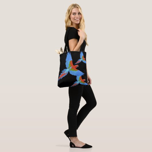 Drie vliegende Macaws Tote Bag (Op model)