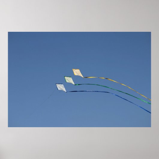 Drie vliegers onder blauwe hemel 's ochtends poster (Voorkant)
