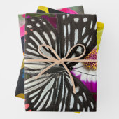 Drie vlinders op  bloemen inpakpapier vel (In situ)