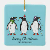 Drie Vrolijke Kerstpinguïns Met Aangepaste Tekst Keramisch Ornament (Achterkant)