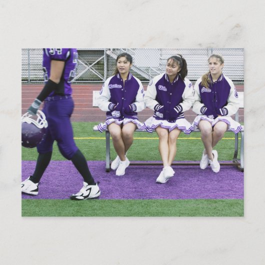 Drie vrouw cheerleaders (16-18) die toekijken briefkaart (Voorkant)