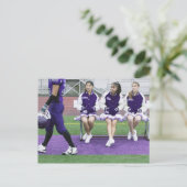 Drie vrouw cheerleaders (16-18) die toekijken briefkaart (Staand voorkant)